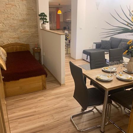 Apartman Slunecnice S Terasou Ceske Budejovice Bagian luar foto